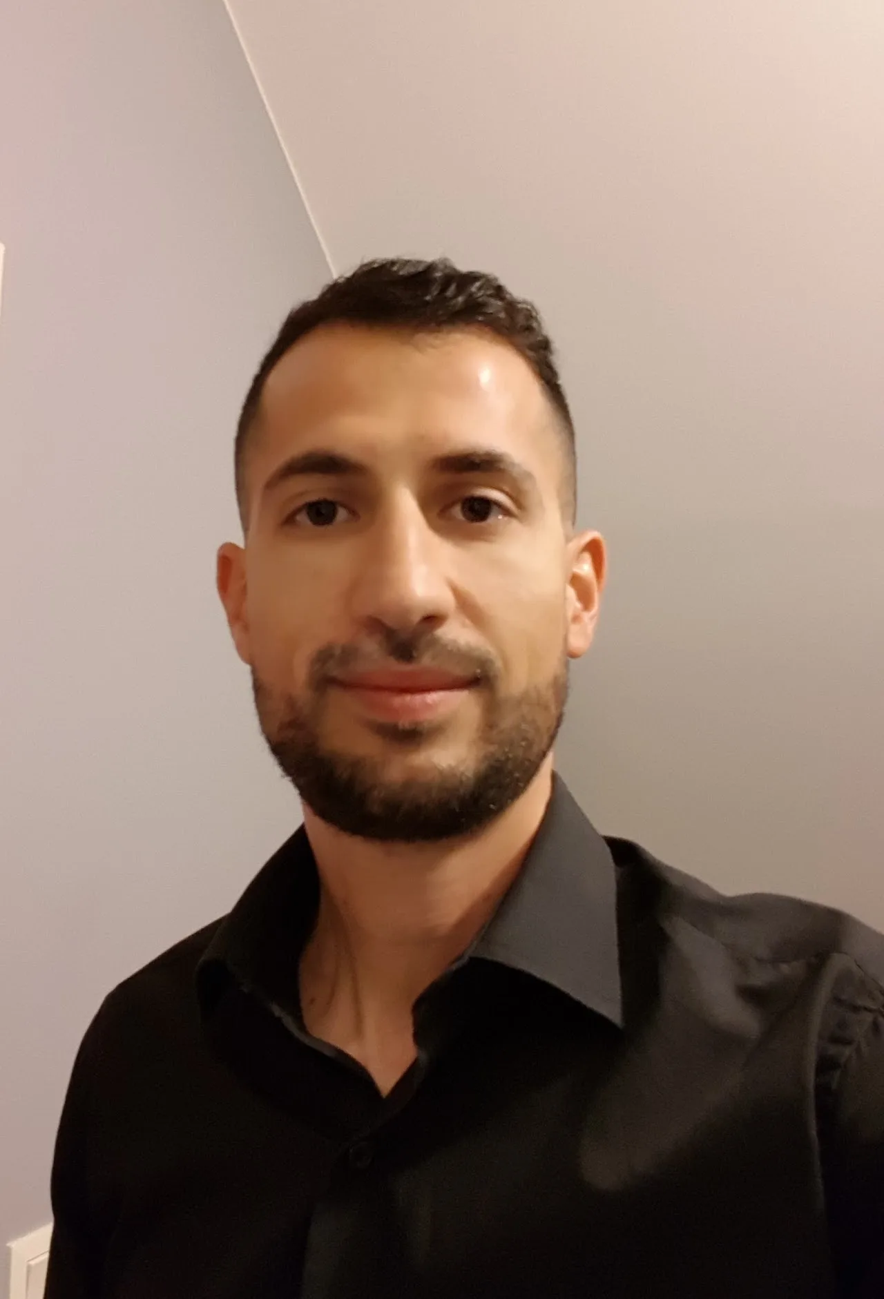 Portrait d’Umut ELA, artisan électricien ELAC